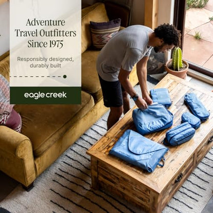 Eagle Creek Pack-It Reveal Garment Folder - Compression Wings - Maximize Luggage Space - Convenient Top Handle - Quick Drying Material - Medium - Willow Green - color: Green