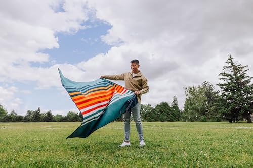 Picnic TIME Outdoor Picnic Blanket Tote, 59"x51" Foldable Beach & Camping Blanket with Soft Fleece, Water-Resistant Bottom, Adjustable Strap & Zippered Pocket (Marine Stripe) - color: Marine Stripe